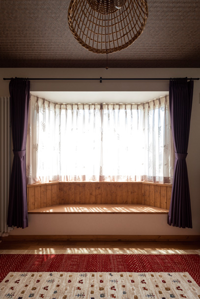 出窓風のベンチが印象的な1階洋室。イギリス人が設計した親戚の家の設いを、新築の際に参考にした