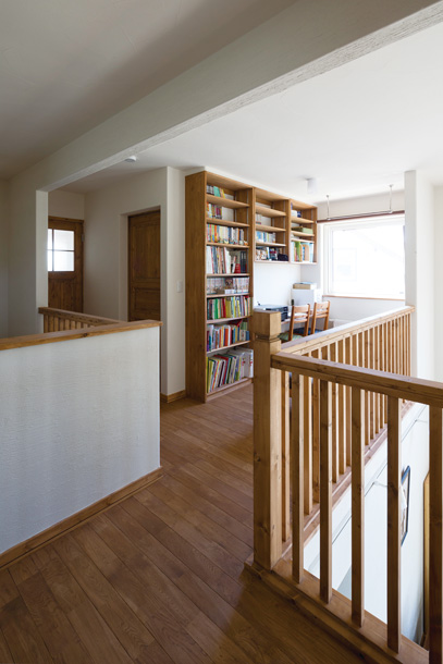 吹き抜けに面した2階階段ホールには、書斎コーナーを設置。階下の声や気配もよく伝わる