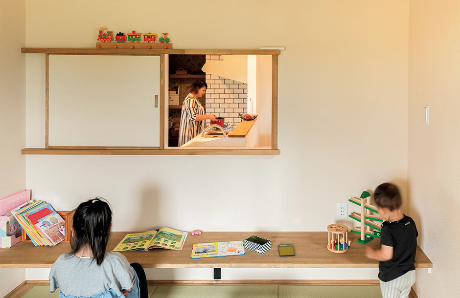 子どものプレイルームと客間を兼ねる和室は、キッチンに隣接。家事をしながら、子どもたちの様子が見られるよう小窓を設けた