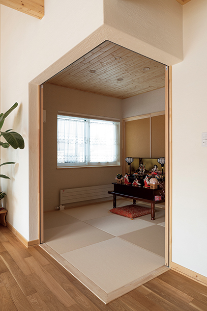リビングに隣接する和室は、収納式造作建具で間仕切りすることもできる。新居の引き戸は全て吊り扉を採用し、足元に段差ができないバリアフリー仕様になっている