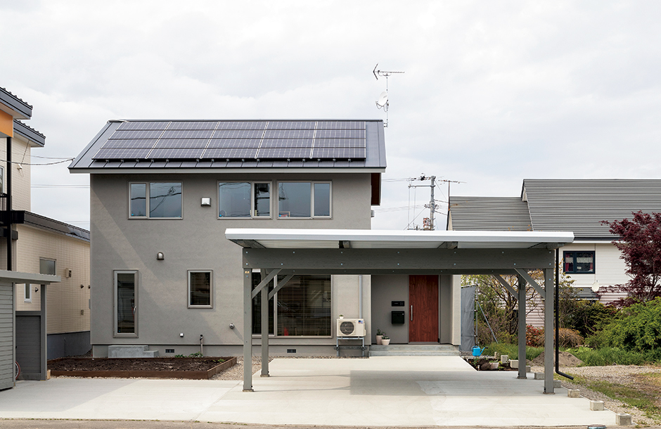 6.4kWの太陽光発電パネルを搭載した三角の大屋根と、塗り壁や土間コンクリートを採用したすっきりとした外観