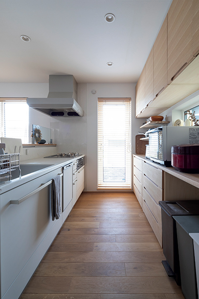対面式キッチンは、掃除のしやすいトクラスのシステムキッチンを採用。収納力に優れたホワイトオークの背面収納は造作
