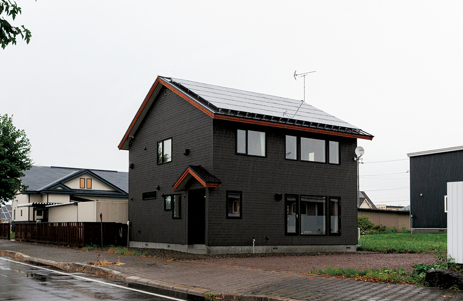 三角屋根の南側に、大容量の太陽光発電パネルを搭載したZEH仕様の住まい