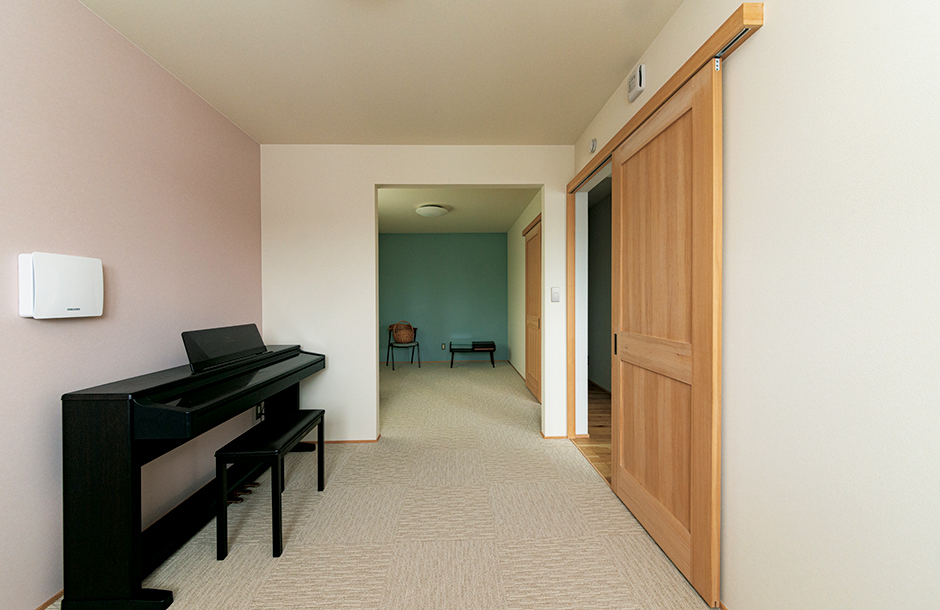 2階の洋室は、将来子ども部屋になることも想定。ピンクやブルーのアクセントクロスをそれぞれ採用し、床はカーペットを選択。現在はご夫妻の趣味部屋兼客間として活用中