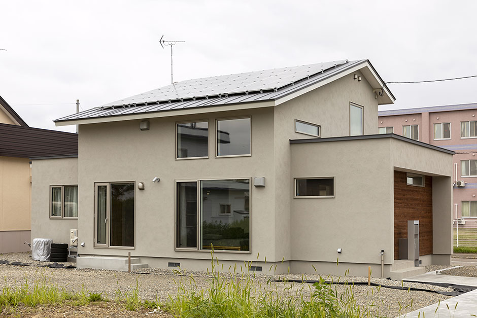 南側の屋根に6.8kwの太陽光パネルを設置したZEH仕様のKさん宅