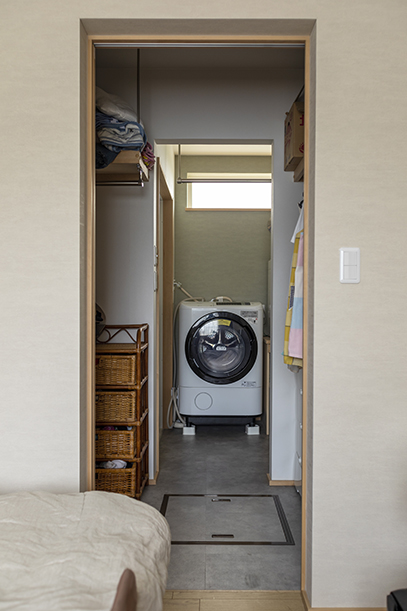 ガス衣類乾燥機を備えたユーティリティは、ウォークインクローゼットに直結。動線はそのまま寝室にもつながっている