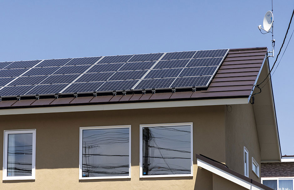 三角屋根の上には、6.8kWの太陽光発電パネルを搭載