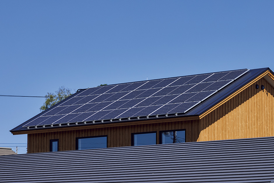 三角屋根の最も大きな屋根の南側には、6.8kwの太陽光発電パネルを搭載
